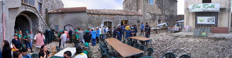 Ci si prepara per il pranzo alla Masseria Tre Fontane  [Canon A300, 4 foto]