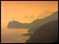 Punta Campanella e, sullo sfondo, i Faraglioni di Capri
