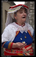 Un'anziana indossa il tipico costume di Letino