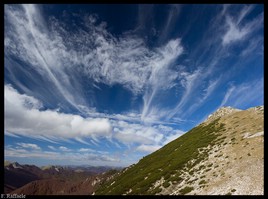 Forca Resuni: le Nuvole... a sinistra la Serra delle Gravare che sovrasta il Valico Passaggio dell'Orso. A Destra il versante Meridionale del Mt. Capraro.
