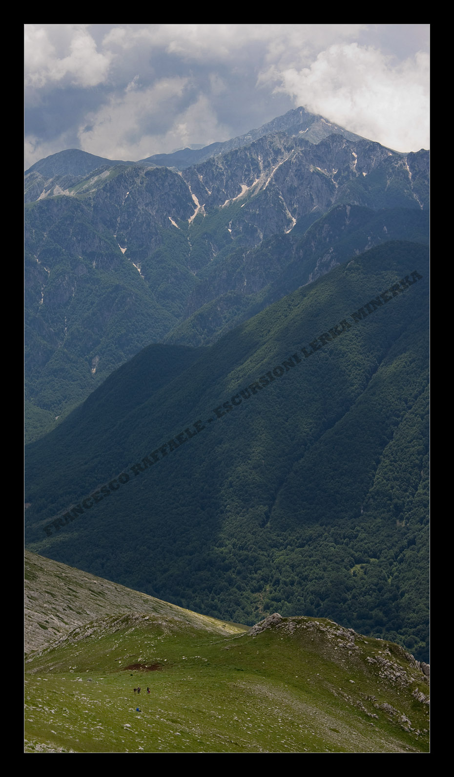 Sulla destra, sopra il Passo Cavuto, i magnifici contrafforti settentrionali della Camosciara: Mt. Capraro, Balzo della Chiesa e Tre Mortari...sullo sfondo tra le nuvole il Mt. Petroso, vetta sommitale del Parco (2249m)