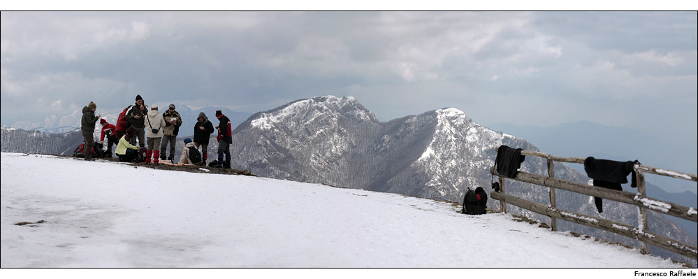 Al centro il Varco del Faiostello, tra la cima dell'omonimo monte (a des.) e quella poco più alta del Mai (sin.)