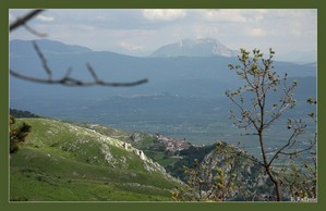 Sullo sfondo il Mt. Alpi (ds.) e in lontananza il Pollino